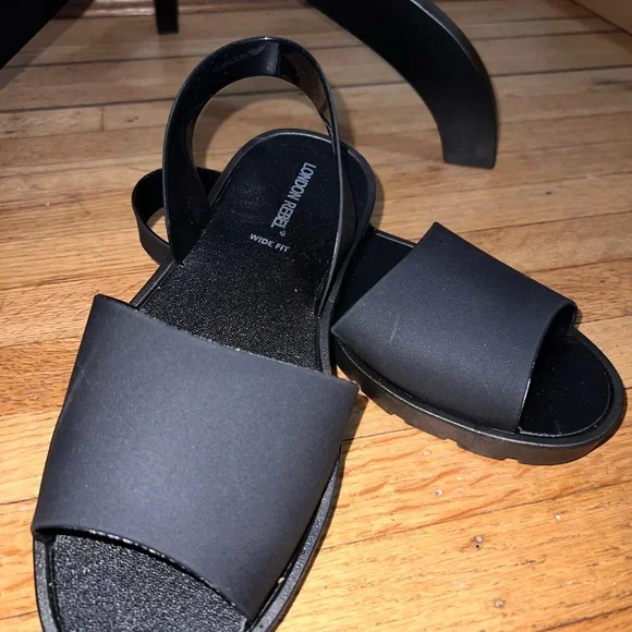 Sandles - Picture 2 of 3